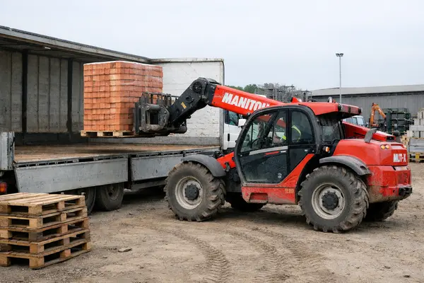Погрузка/разгрузка поддонов — пример работ MANITOU