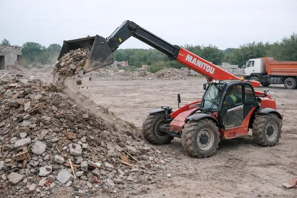 Уборка строительного мусора — пример работ MANITOU